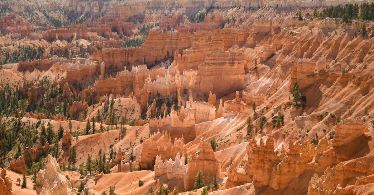 bryce-canyon-with-sandy-rocks-in-national-park-of-usa
