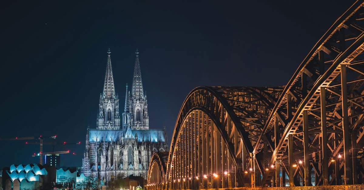 illuminated-cologne-cathedral-and-hohenzollern-bridge-at-night