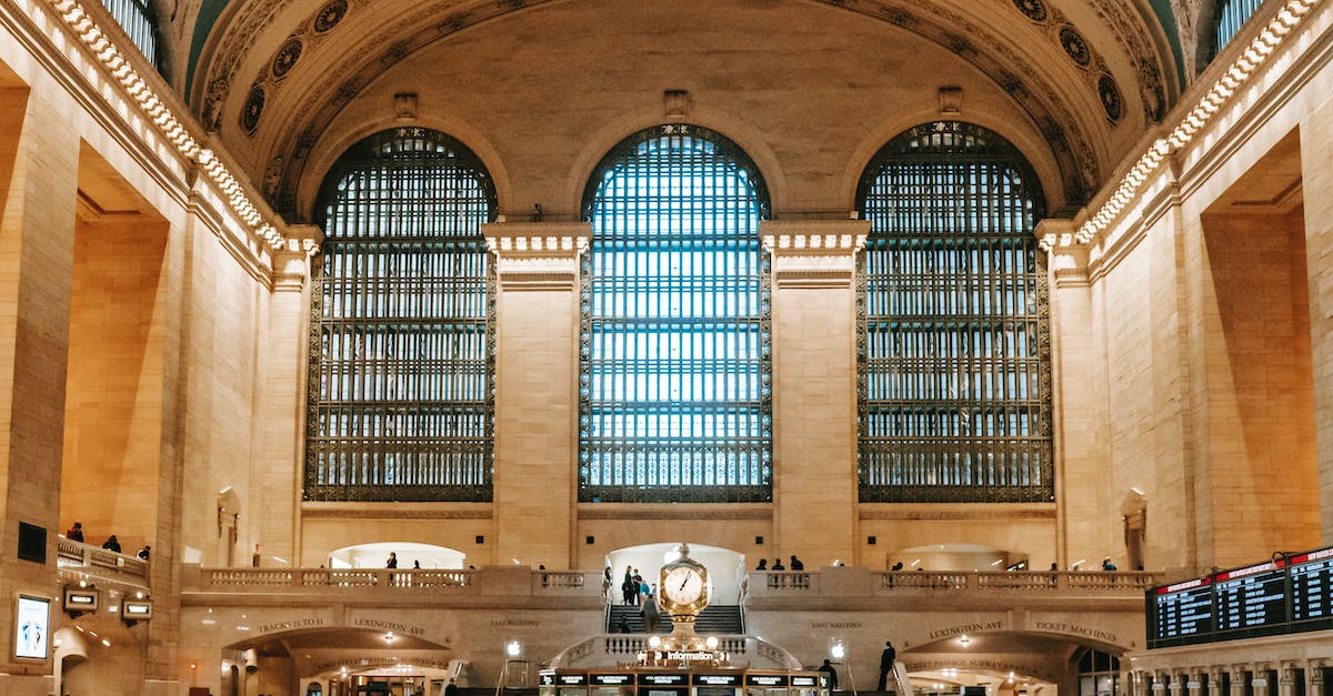 interior-of-old-grand-central-terminal-building-with-arched-windows-and-ornamental-ceiling-over-clas