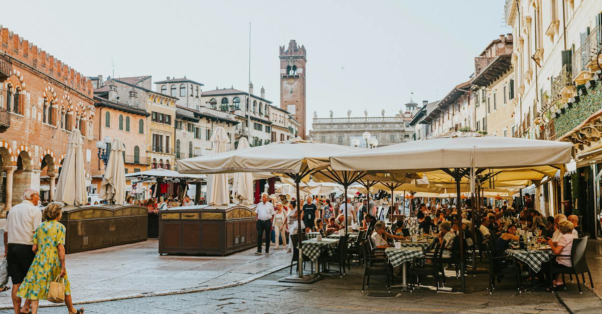 people-dining-al-fresco-at-piazza-delle-erbe-1