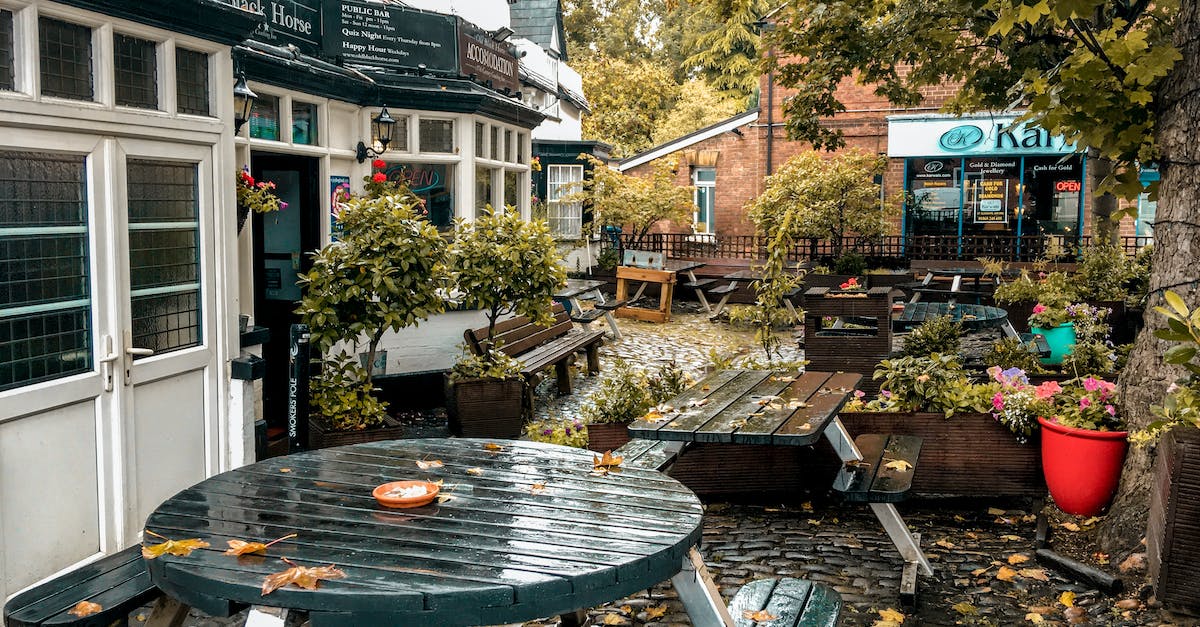 picnic-tables-in-the-garden