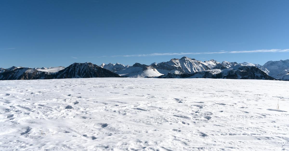 plains-in-snow-with-mountains-behind