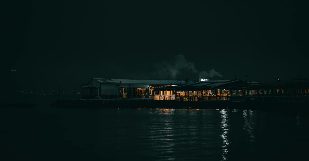 restaurants-in-harbor-at-night